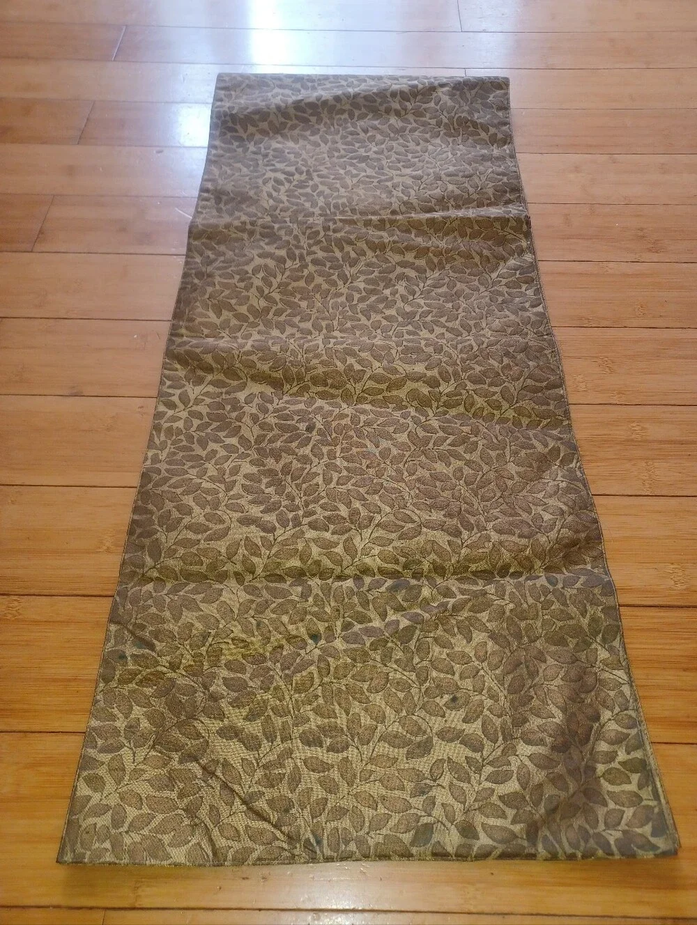 Elegant Leaf-Pattern Table Runner in Bronze/ Olive Green